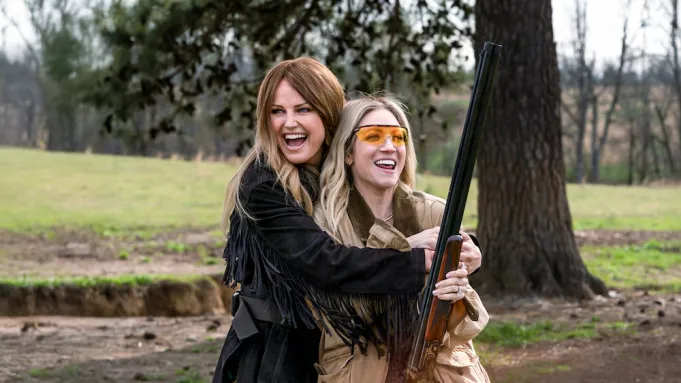 The Hunting Wives - A Deliciously Sinister Southern Thriller