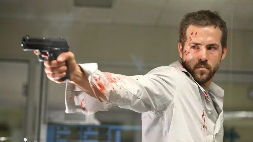Smokin' Aces - A Kinetic, Blood-Soaked Carnival of Criminal Chaos